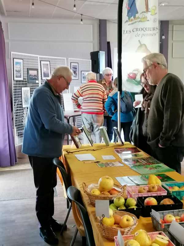 LIGHT JL PEIGNON renseigne les Visiteurs QUEAUX le 11 11 2025