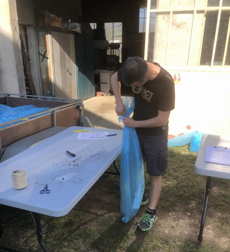 Grégory au contrôle et à l'embllage